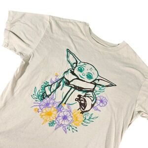 Star Wars The Mandalorian Grogu Floral Graphic T-Shirt L Tan Short Sleeve Freeze